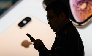 Un homme utilise son iPhone (image d'illustration).
