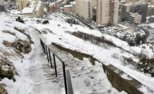 Marseille et sa région sont restées largement paralysées jeudi au lendemain de chutes de neige exceptionnelles qui ont désorganisé la vie courante jusqu'à la polémique, le reste du pays retrouvant une situation normale malgré un froid glacial annoncé jusqu'à dimanche.