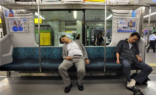 Au Japon, il est courant de dormir dans les transports en commun.