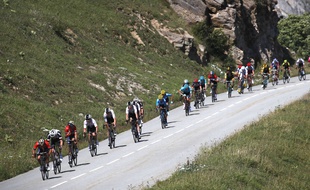 Le peloton traverse les Alpes