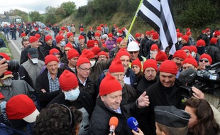 Thierry Merret, président de la FDSEA du Finistère, au premier rang, discute avec les forces de l'ordre, le 26 octobre 2013.