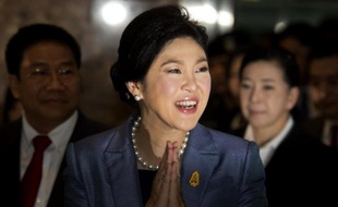 La Première ministre thaïlandaise Yingluck Shinawatra arrive à la Cour constitutionnelle à Bangkok le 6 mai 2014