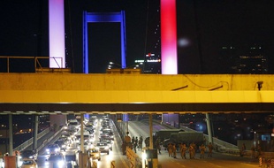 Les militaires putschistes en Turquie contrôlent un pont à Istanbul qui sépare l'Europe de l'Asie.