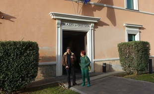 Félix Croft et une militante devant le palais de justice d'Imperia en février 2017