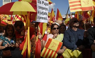 Des Catalans contre l'indépendance de leur région manifestent à Barcelone, le 12 octobre 2014