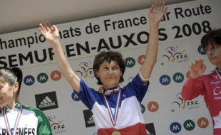 Jeannie Longo, 49 ans, a une nouvelle fois donné la leçon à ses adversaires en devenant championne de France de cyclisme pour la 54e fois de sa carrière, samedi à Semur-en-Auxois dans l'épreuve de la course en ligne, qu'elle remporte pour la vingtième fois.
