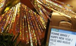 Pour marquer le passage à l'année nouvelle, les Français ont plébiscité les voeux virtuels qu'ils soient via l'internet ou via la téléphonie mobile avec les SMS et les MMS, pulvérisant une fois de plus les records de l'année passée.