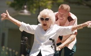 VIDÉO: Macklemore sort un nouveau clip avec sa grand-mère de 100 ans et émeut ses fans