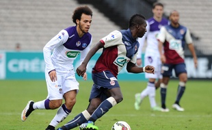 Abdou Traoré, le milieu des Girondins (à d.), face à Martin Braithwaite (à g.) lors de Bordeaux-Toulouse joué le 5 janvier 2015.