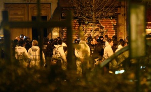 Policiers et experts le 14 novembre 2015 près du Bataclan à Paris