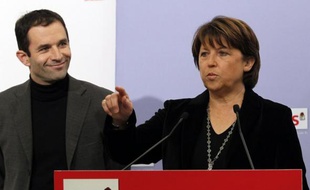 Le calendrier des primaires socialistes, visant à aboutir à la désignation d'un candidat présidentiel à l'automne 2011, est remis en question avec de plus en plus d'insistance au sein du Parti socialiste (PS), mais officiellement il n'est pas question de précipiter les échéances.