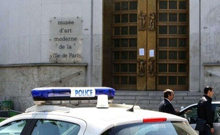 L'entrée du musée d'art moderne de la ville de Paris, le 20 mai 2010, après le vol de cinq tableaux de maîtres.