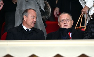Jean-Michel Aulas, ici aux côtés de Bernard Lacombe lors du match Monaco-OL, en décembre dernier. BRUNO BEBERT