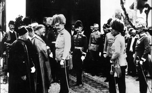 A la veille de la Première Guerre mondiale, l'Europe est au sommet de sa puissance. Toutes les conditions sont pourtant réunies pour que le continent bascule dans l'une des plus grandes tragédies de l'Histoire, que certains contemporains qualifieront de "suicide collectif".