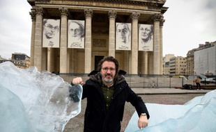 L'artiste islando-danois Olafur Eliasson pose le 3 décembre 2015 près de son installation "Ice Watch" faite avec des éléments de la calotte glaciaire du Groenland devant le Panthéon à Paris