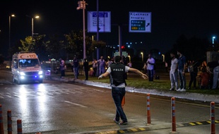 Des secours et la police à l'aéroport d'Istanbul après le triple attentat qui a fait au moins 28 morts et plus de soixante blessés, le 28 juin 2016