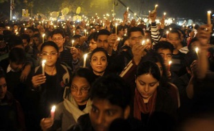 Craignant de nouvelles manifestations, la police de New Delhi a appelé samedi la population au calme et a bouclé plusieurs quartiers du centre-ville, quelques heures après la mort d'une étudiante de 23 ans victime d'un viol collectif, emblématique des violences faites aux femmes en Inde en toute impunité.
