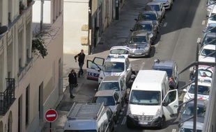 Les forces de l'ordre se déploient dans la rue Bichat à Paris (10e).