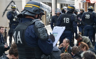 Des policiers vérifient l'identité de manifestants, le 1er, à Paris.