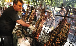 L'asado est une technique de cuisson qui confère à la viande une tendreté sans pareille.