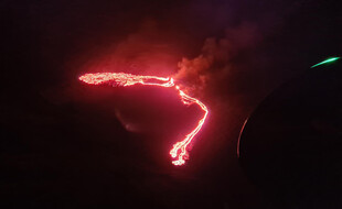 Une éruption volcanique sur le mont Fagradalsfjall, près de Reykjavik, en Islande, a commencé le 19 mars 2021.