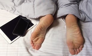 La «lumière bleue» des écrans trouble l'hormone responsable du sommeil