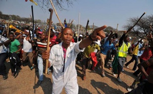 Les mines sud-africaines de Lonmin et Amplats, deux des plus gros producteurs mondiaux de platine, étaient paralysés jeudi par un conflit social autour des salaires que les mineurs menacent d'étendre à tout le pays.