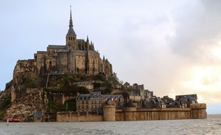 Le mont Saint-Michel entouré par les eaux le 21 février 2015.