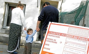 Naïma et Omar ont décroché la pancarte prévenant de la démolition pour ne pas subir les visites des squatteurs.