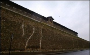 Le jeune détenu qui s'est évadé samedi après-midi de la maison d'arrêt de Poitiers, où il se trouvait en détention provisoire, était toujours en cavale dimanche en fin de journée, a-t-on appris de source judiciaire.