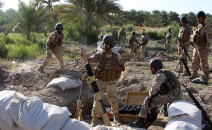 Des soldats irakiens, à 45 km de Bagdad, visent vers des positions djihadistes, le 6 août 2014, tandis que les djihadistes ont pris la plus grande ville chrétienne.