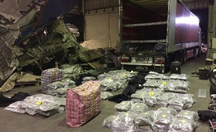 Dans ce camion, 201 kg de cannabis étaient dissimulés.