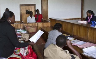 Deux Ougandais comparaissent devant un tribunal de Kampala, le 7 mai 2014, accusés d'avoir eu des relations homosexuelles