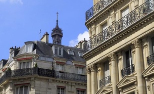 Les ventes de logements anciens ont chuté de 20% sur un an en Ile-de-France entre février et avril, mais l'érosion des prix depuis octobre 2011 a été stoppée et le montant des transactions est même reparti à la hausse dans Paris intra-muros, selon les chiffres des notaires.