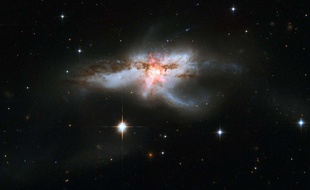 La galaxie NGC 6240 appartient à la constellation Ophiuchus, ou Serpentaire