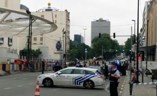 Des voitures de police bloquent l'entrée du centre commercial City 2 dans le centre de Bruxelles, le 21 juin 2016