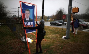 Le soldat Bradley Manning comparaissait mardi devant une cour martiale à Fort Meade pour une audience consacrée au régime carcéral sévère que le gouvernement américain lui avait imposé pour avoir livré des milliers de documents secrets à WikiLeaks.