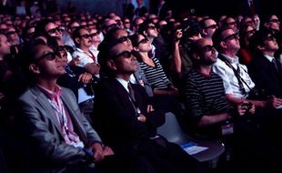 Spectateurs dans une salle de cinéma 3D.