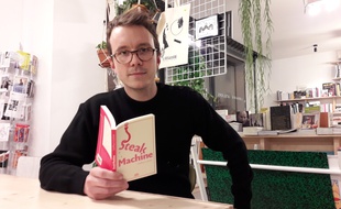 Geoffrey Le Guilcher, journaliste, s'est infiltré 40 jours dans un abattoir industriel en Bretagne. Il relate cette expérience dans Steak Machine, livre paru ce jeudi 2 février 2016.