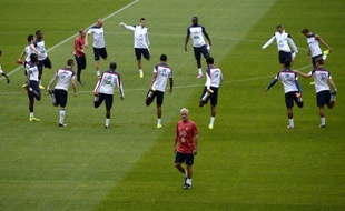 Didier Deschamps avec ses joueurs à l'entraînement au Stade de France, à Saint-Denis, le 3 septembre 2014.