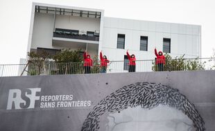 Des membres de Reporters sans frontières lors d'une mobilisation à Paris pour le journaliste algérien emprisonné Khaled Drareni