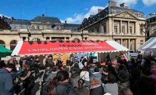 Rassemblement devant le Conseil d'Etat à Paris le 5 mars 2014, pour le 7e anniversaire du vote de la loi sur de droit au logement opposable