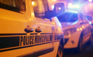Illustration d'une voiture de police de nuit, avec son gyrophare ici à Rennes.