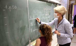 Une élève et son enseignante le 12 mai 2020 dans le village des Matelles.