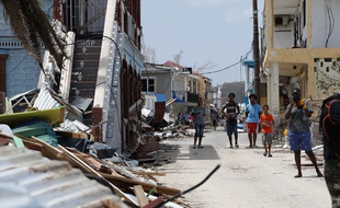 Des sinistrés de l'ouragan Irma à Saint-Martin, le 12 septembre 2017.