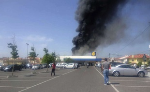 L'avion s'est crashé sur un Lidl au Portugal.