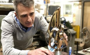Paul Macheret et le trophée du Vendée Globe.