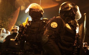 De nouvelles échauffourées ont eu lieu dans la nuit de jeudi à vendredi entre les forces de l'ordre et de jeunes habitants de Massy (Essonne), après la mort mercredi d'un jeune homme qui roulait sans casque à bord d'une moto volée