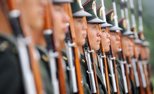 Des soldats de l'Armée populaire de libération (APL) au cours d'un entraînement à Pékin, le 21 juillet 2011
