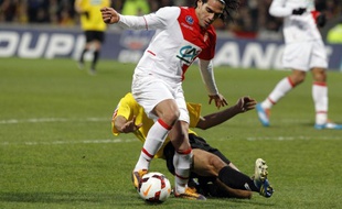 Radamel Falcao s'est blessé au genou gauche après un contact avec le défenseur de Chasselay Soner Ertek.